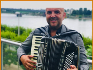 Markus spielt mit seinem Akkordeon beim Sektempfang in Köln dezente Hintergrundmusik