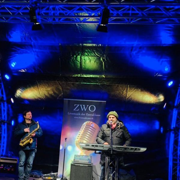 Markus Lingscheid und Saxophonspieler Philipp auf Firmenfeier in Nordrhein-Westfalen auf Open Air Bühne draußen mit Livemusik