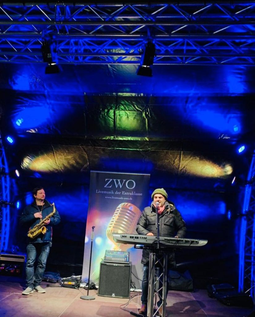 Markus Lingscheid und Saxophonspieler Philipp auf Firmenfeier in Nordrhein-Westfalen auf Open Air Bühne draußen mit Livemusik