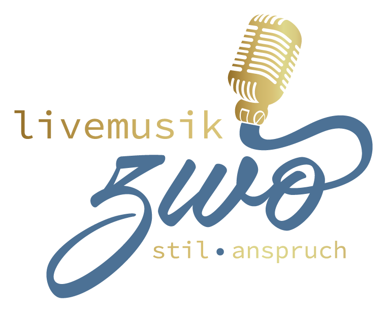 Das Logo von "Livemusik Zwo", stilisiert mit dem Schriftzug "livemusik" in hellbrauner Farbe, gefolgt von einer großen "Zwo" in kursiver, dunkelblauer Schrift. Über dem Schriftzug befindet sich ein goldfarbenes Mikrofon-Symbol. Unterhalb steht "stil. anspruch." in kleinerer dunkelblauer Schrift. Das Design vermittelt ein professionelles Image mit Fokus auf Live-Musik und Stilanspruch.